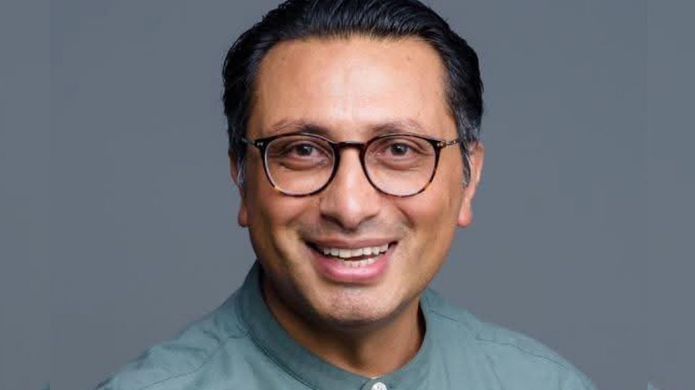 अर्थतन्त्रको शैल्यक्रिया गर्ने चिकित्सक स्वर्णिम वाग्ले