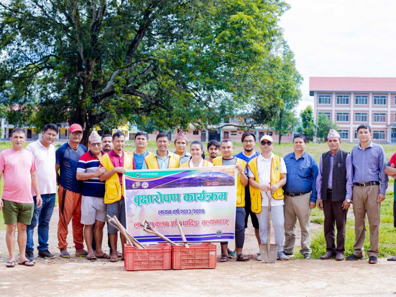 धादिङ,त्रिपुरासुन्दरी : 'वातावरण जोगाऔ' भन्ने मुल नाराका साथ लायन्स क्लवको वृक्षारोपण