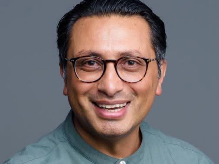 अर्थतन्त्रको शैल्यक्रिया गर्ने चिकित्सक स्वर्णिम वाग्ले