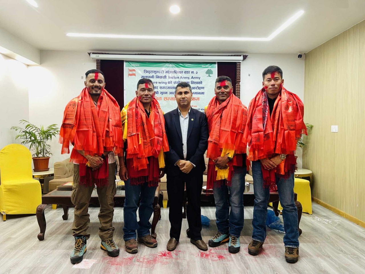 धादिङका भुवन आलेमगरसहित सगरमाथा आरोही युवालाई सम्मान