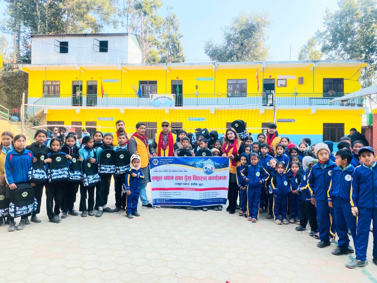 लायन्स इन्टरनेशनल डिस्ट्रिक्ट ३२५ एफको सहकार्यमा श्री सुन्दरी माध्यमिक विद्यालयमा स्कुल ब्याग तथा ड्रेस वितरण