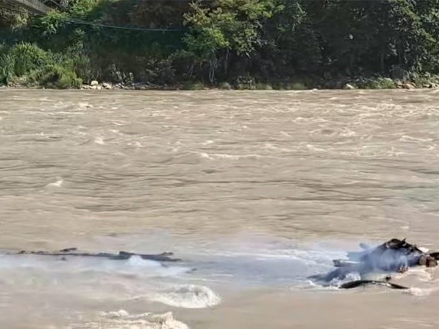 त्रिशूलीमा बाढी : अन्त्येष्टि स्थलमै चिता बगायो, डेढ दर्जन बेपत्ता