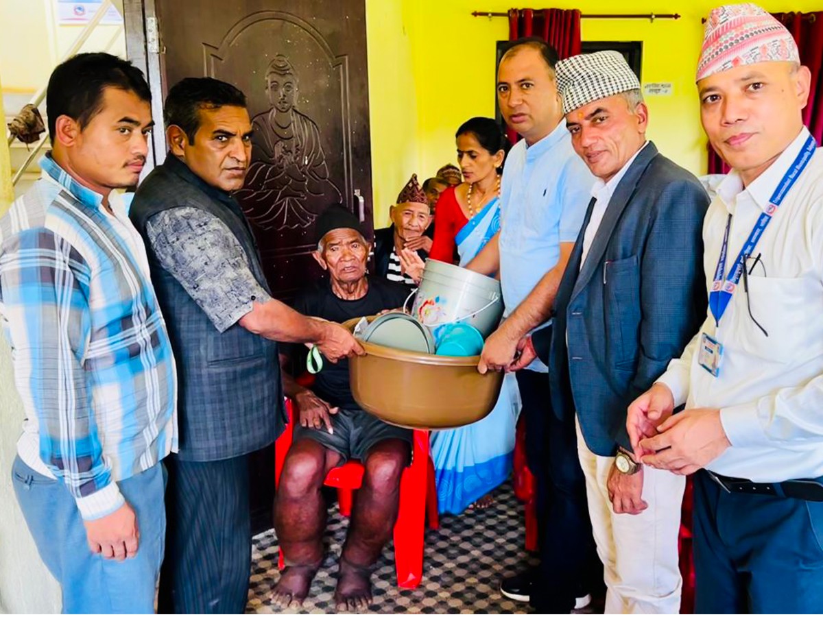 त्रिपुरासुन्दरी–१ मा हात्तीपाइले बिरामीलाई स्वयं हेरचाह सम्बन्धी अभिमुखीकरण तथा सामग्री वितरण