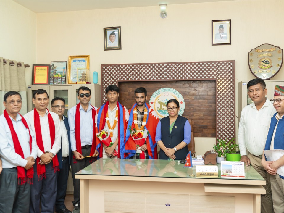 बेलायत र ईरान जाने अरोमा कलेजका दुई विद्यार्थीलाई मेयर रेणु दाहालबाट राष्ट्रिय झण्डा ओढाई बधाई तथा शुभकामना प्रदान