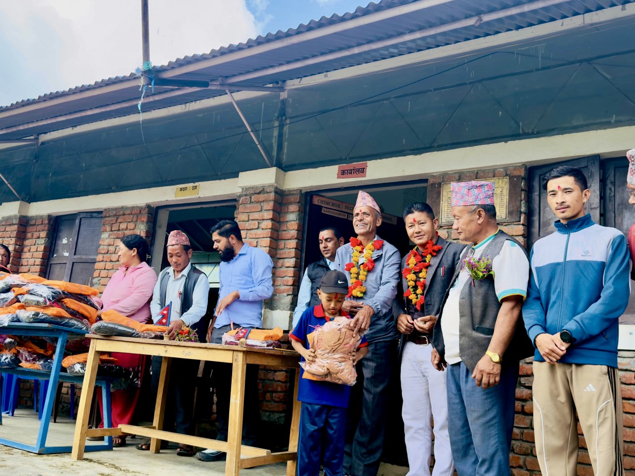 चिम्चोक माध्यमिक विद्यालयका ३० विद्यार्थीलाई करिब एक लाख बराबरको सहयोग