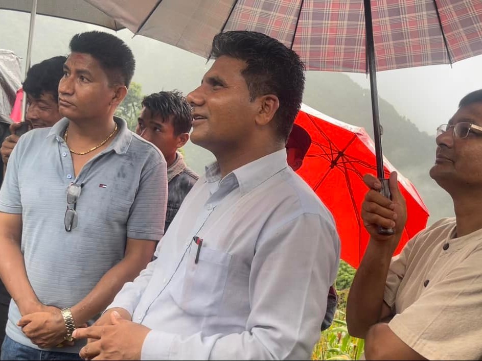 पहिरो प्रभावितलाई भेट्न गण्डकी प्रदेशका खानेपानीमन्त्री आचार्य र गोरखा जिल्ला उपाध्यक्ष पुराजलीको टोली आरुघाट १ मा