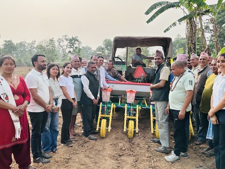 धादिङ : जिल्लामै पहिलोपटक त्रिपुरासुन्दरीमा भित्रियो मकै छर्ने मेसिन