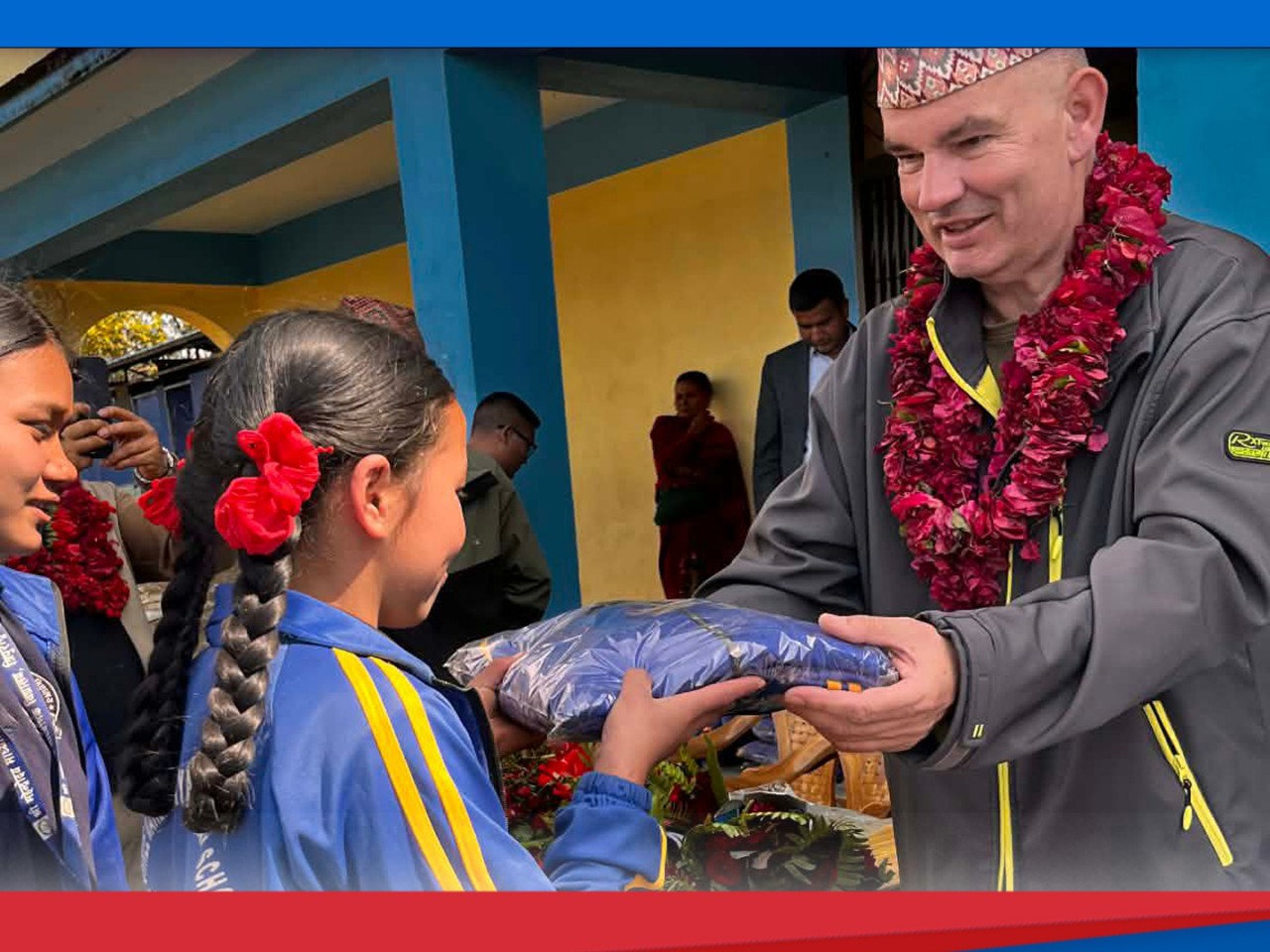 महेन्द्रोदय माविमा विद्यार्थीलाई विद्यालय पोशाक वितरण