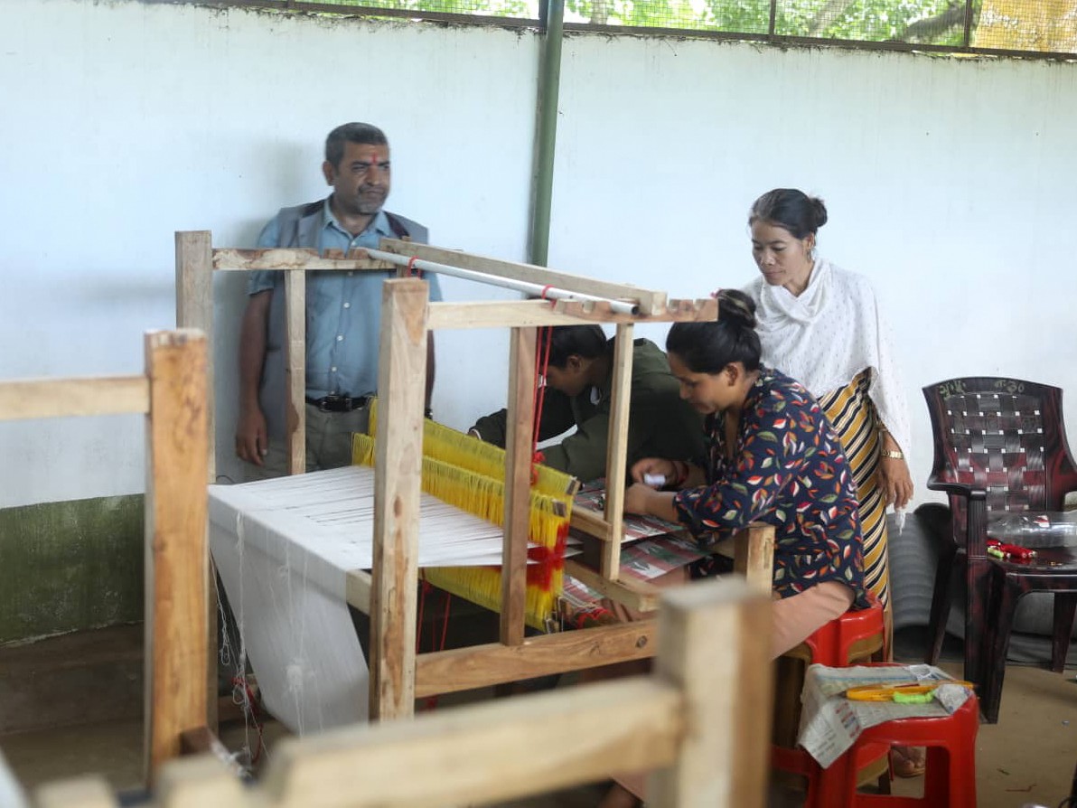महिलालाई स्वावलम्बी बनाउन सिलाई बुनाई