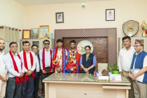 बेलायत र ईरान जाने अरोमा कलेजका दुई विद्यार्थीलाई मेयर रेणु दाहालबाट राष्ट्रिय झण्डा ओढाई बधाई तथा शुभकामना प्रदान