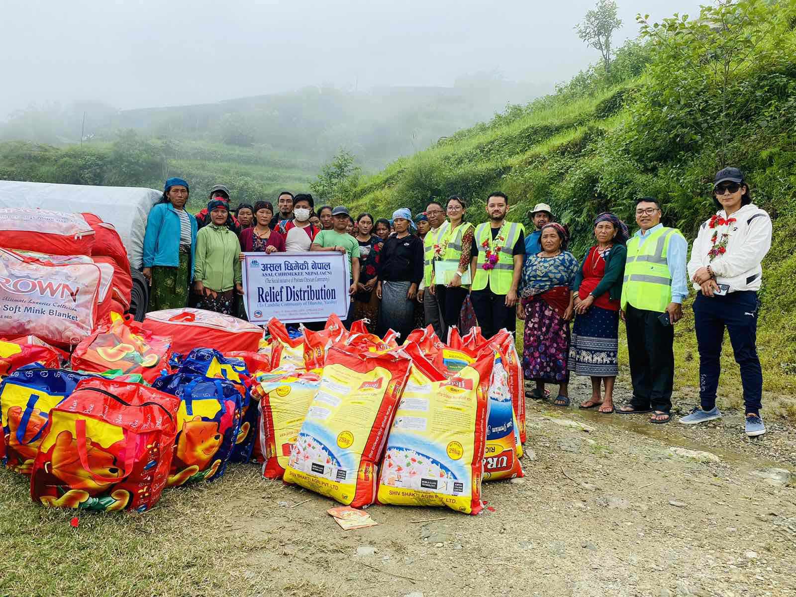 गोरखा,धार्चे : वर्षाको कारण विस्थापित घर र प्रभावित परिवारलाई राहत वितरण