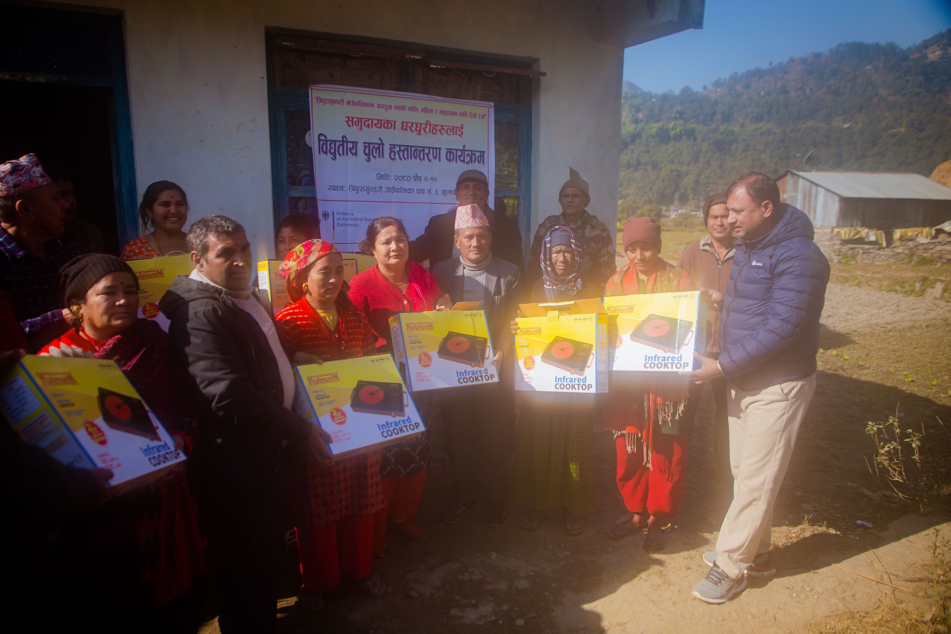 धादिङ,त्रिपुरासुन्दरी : जर्मन दुताबासको सहयोगमा ग्रामिण आपसी विकासद्वारा विद्युतिय चुलो वितरण