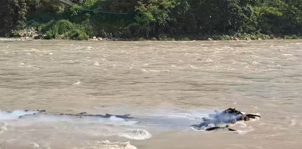 त्रिशूलीमा बाढी : अन्त्येष्टि स्थलमै चिता बगायो, डेढ दर्जन बेपत्ता