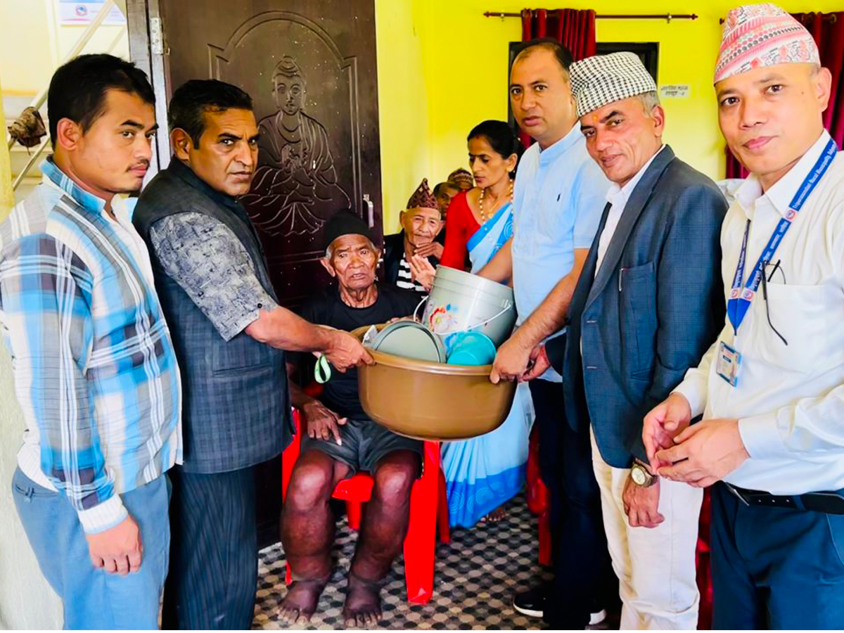 त्रिपुरासुन्दरी–१ मा हात्तीपाइले बिरामीलाई स्वयं हेरचाह सम्बन्धी अभिमुखीकरण तथा सामग्री वितरण