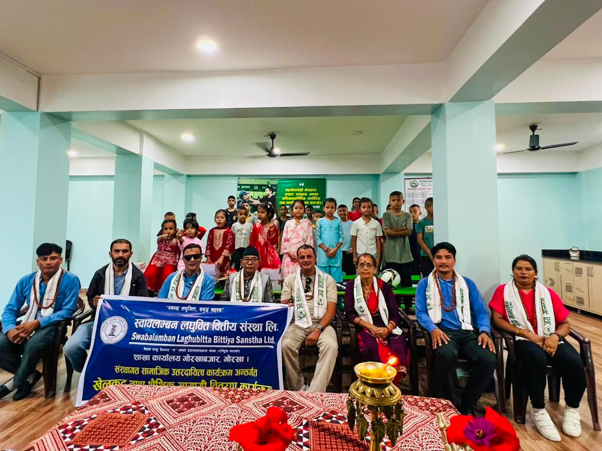 स्वावलम्बन लघुवित्तद्वारा मानव सेवा आश्रममा शैक्षिक तथा खेलकुद सामग्री वितरण