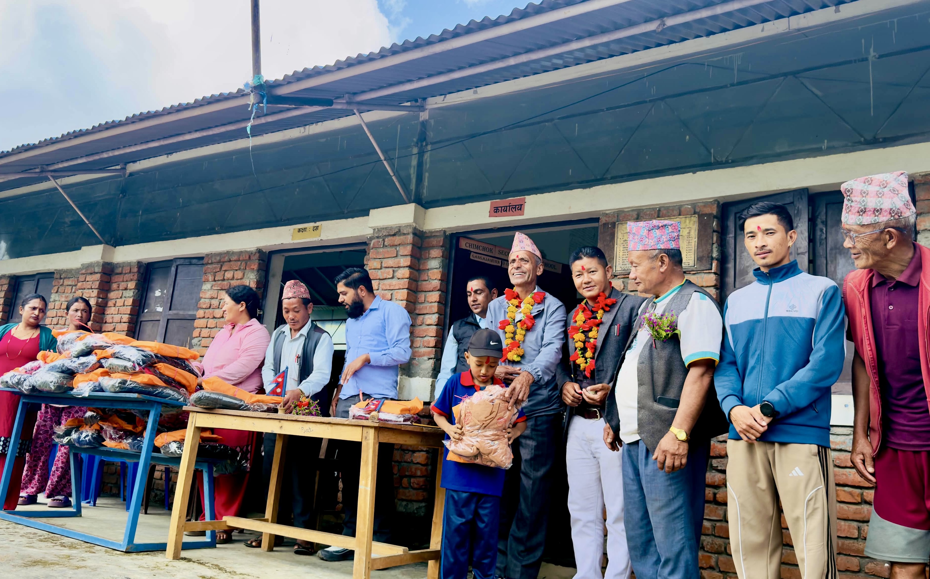 चिम्चोक माध्यमिक विद्यालयका ३० विद्यार्थीलाई करिब एक लाख बराबरको सहयोग