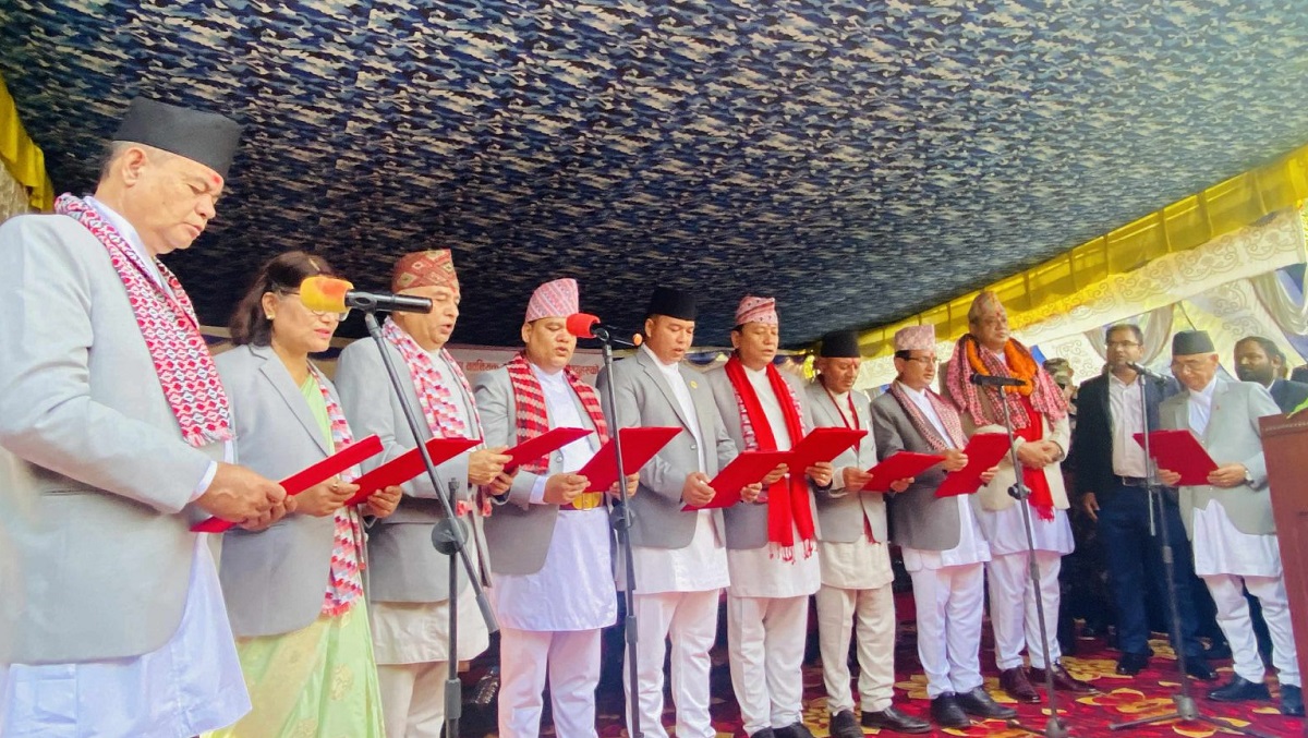 बागमती प्रदेशमा मुख्यमन्त्री बानियाँसहित ८ मन्त्रीको शपथ, एमाले-कांग्रेस गठबन्धनबाट सरकार गठन