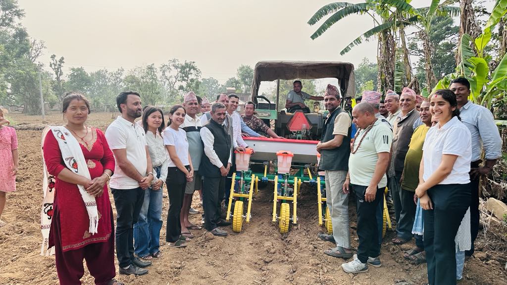 धादिङ : जिल्लामै पहिलोपटक त्रिपुरासुन्दरीमा भित्रियो मकै छर्ने मेसिन