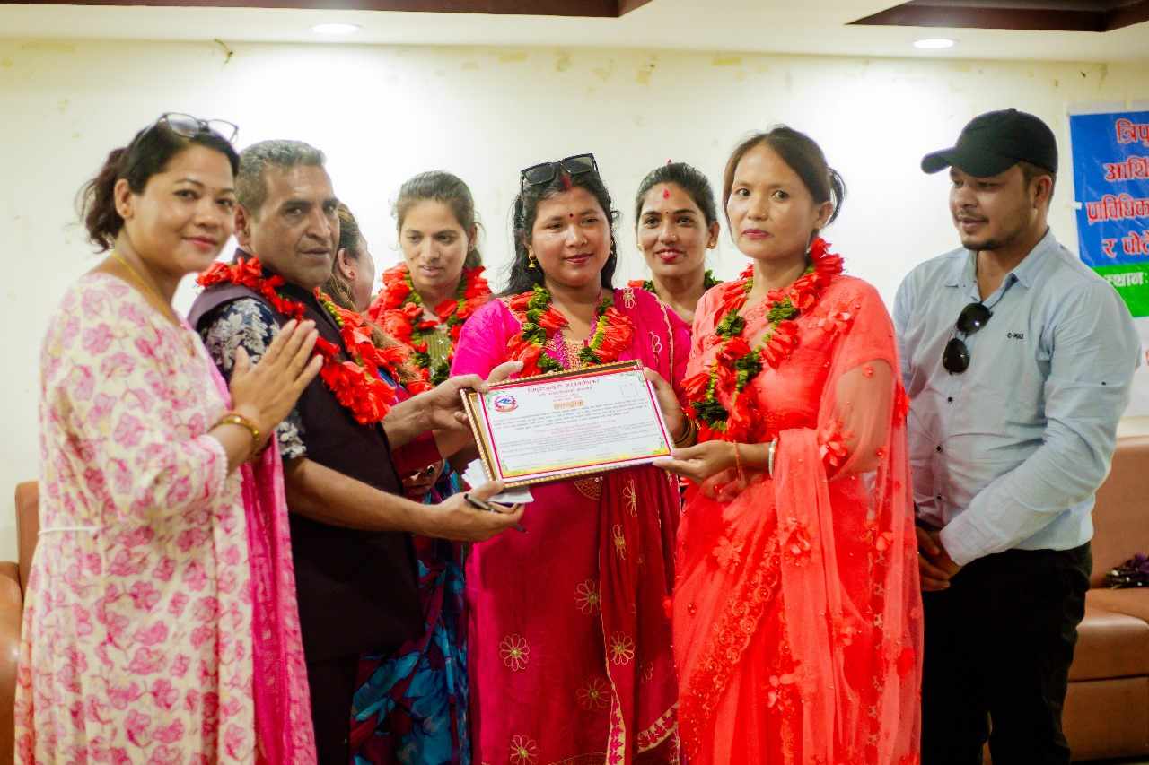 धादिङ, त्रिपुरासुन्दरी : क्रिस्टल र पोते गहना बनाउने १५ दिने तालिम सम्पन्न