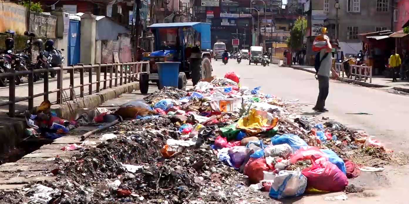 काठमाडौं महानगरले फोहोर उठाउन सुरु गर्यो