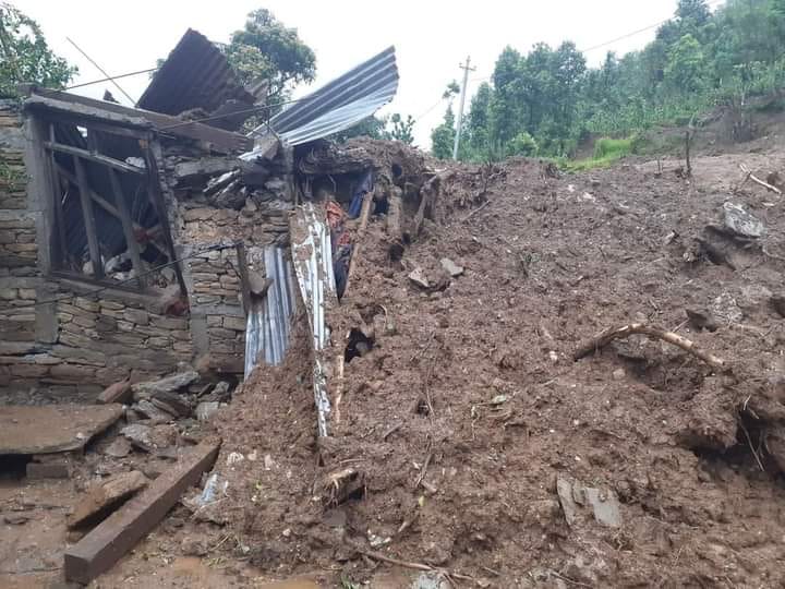 धादिङको त्रिपुरासुन्दरमा पहिरोबाट एक जना पुरिए