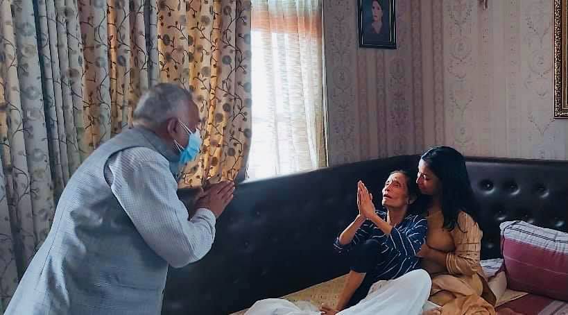 प्रचण्ड पत्नी सिता दाहाललाई भेट्न कांग्रेस वरिष्ठ नेता रामचन्द्र पौडेल खुमलटारमा